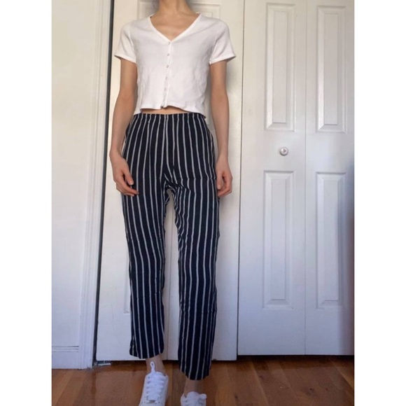 Brandy Melville Paige ruffle Top in white - Picture 2 of 3